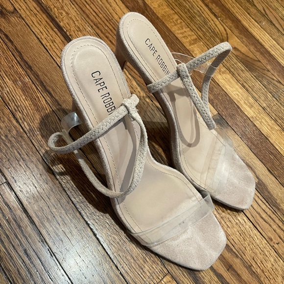 Can fit size 8 - Picture 2 of 3